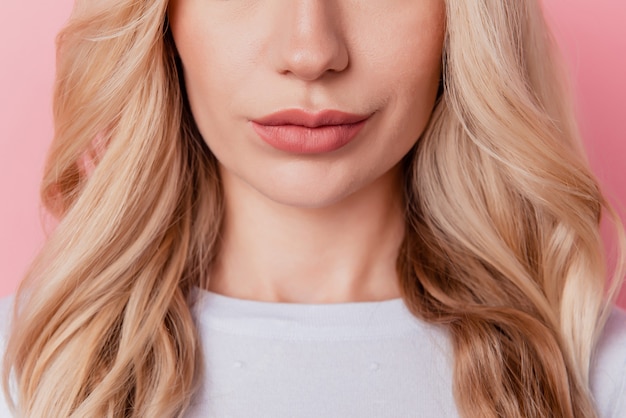 Foto retrato recortado de labios regordetes de dama encantadora soñadora sobre fondo rosa