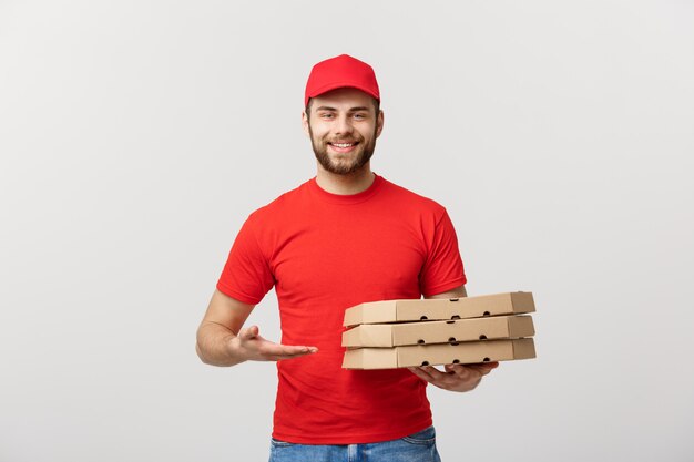 Retrato del repartidor de pizza que presenta algo en la caja.