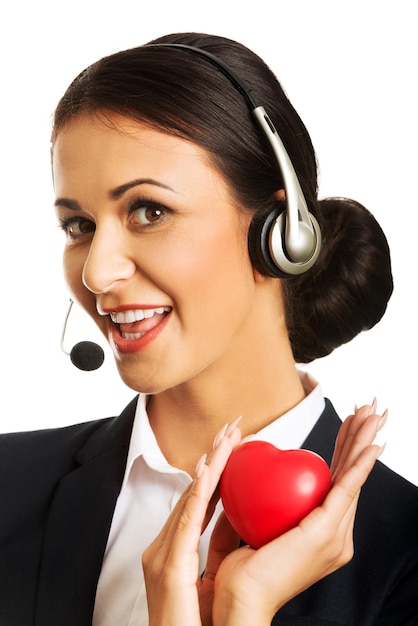 Foto retrato de un representante de servicio al cliente sosteniendo una bola de estrés contra un fondo blanco