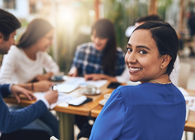 Retrato de reunión y mujer de negocios en un café para representante de ventas de café gestión b2b y equipo proveedor de cafeína especialista en productos y tendencias de mercado con personas en el restaurante para el proyecto