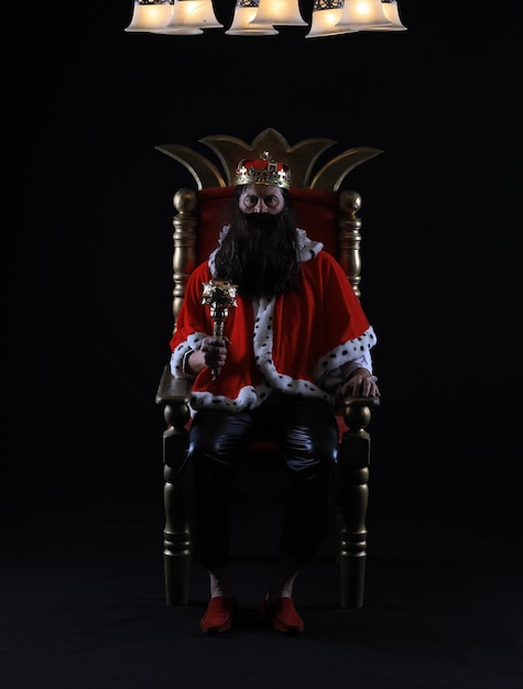 Foto retrato de un rey medieval en el trono