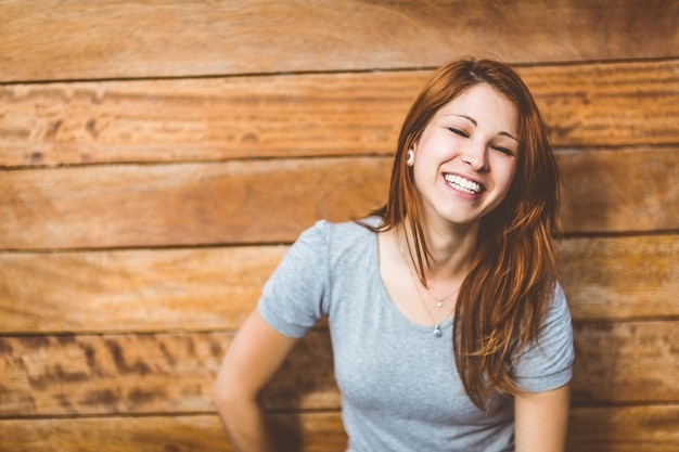 Retrato de una risa bastante alegre pelirroja