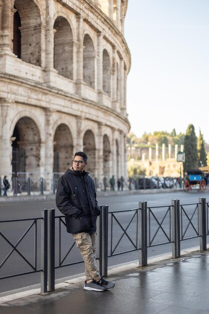 Foto retrato en roma italia viaje al coliseo en la ciudad eterna de roma