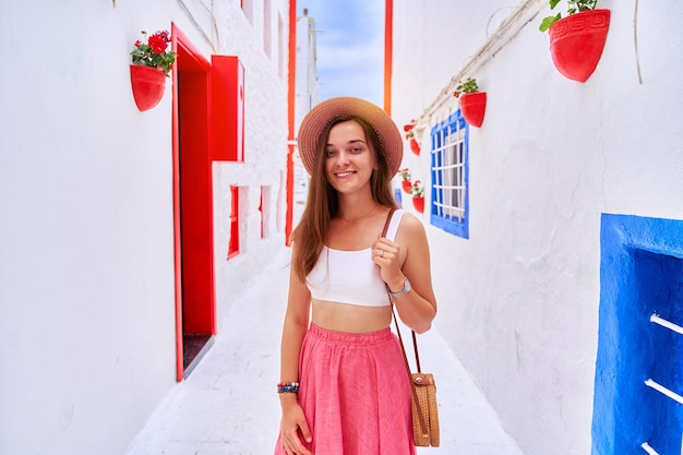 Retrato de una romántica feliz sonriente atractiva linda viajera caminando sola por la calle Egea en Bodrum