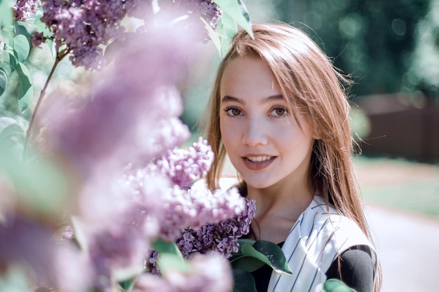 Retrato romántico de una hermosa joven en el jardín de primavera