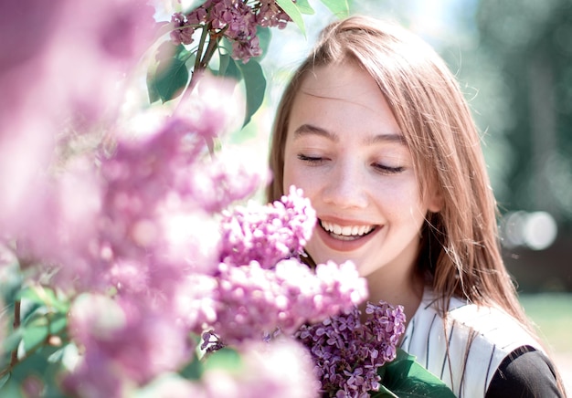 Retrato romántico de una mujer joven hermosa