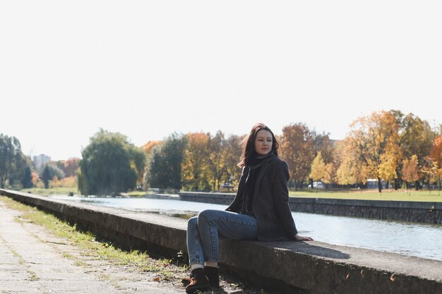retrato romántico de una mujer joven en el parque de otoño