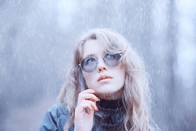 retrato romántico de otoño de modelo, mujer, en la temporada de otoño mira afuera, clima otoño