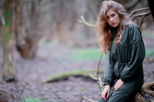 retrato romántico de otoño de modelo, mujer, en la temporada de otoño mira afuera, clima otoño