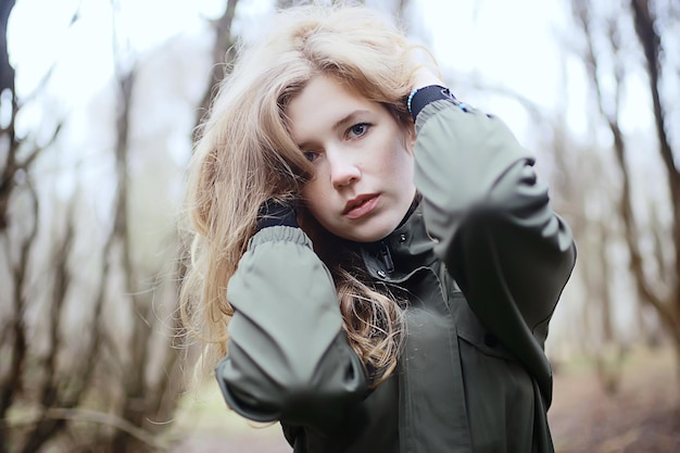 retrato romántico de otoño de modelo, mujer, en la temporada de otoño mira afuera, clima otoño