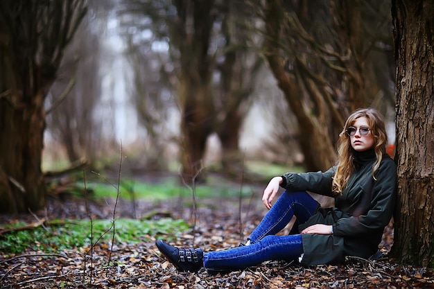 retrato romántico de otoño de modelo, mujer, en la temporada de otoño mira afuera, clima otoño