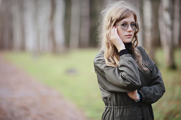 retrato romántico de otoño de modelo, mujer, en la temporada de otoño mira afuera, clima otoño