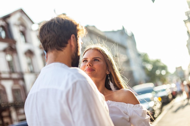 Retrato romántico de una pareja enamorada en la ciudad al atardecer