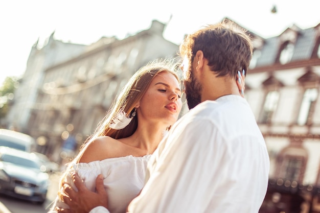 Retrato romántico de una pareja enamorada en la ciudad en un día brillante