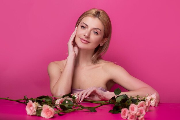 Retrato de rostro de mujer de belleza en estudio. Hermosa chica con piel limpia, maquillaje natural.