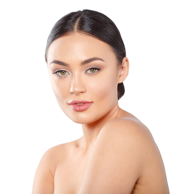 Retrato de rostro de mujer de belleza. Hermosa modelo de spa para niña con piel limpia fresca perfecta.