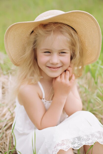 Retrato de una rubia tímida en un rancho en un día de verano.