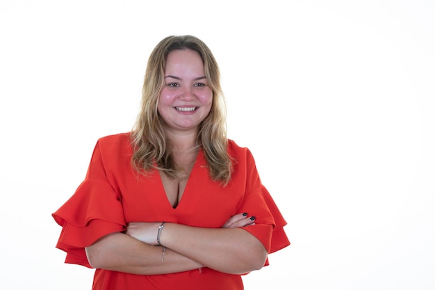 Retrato rubio de mujer alegre con sobrepeso sonriendo alegremente en vestido de camisa roja expresión de alegría feliz positiva en fondo blanco