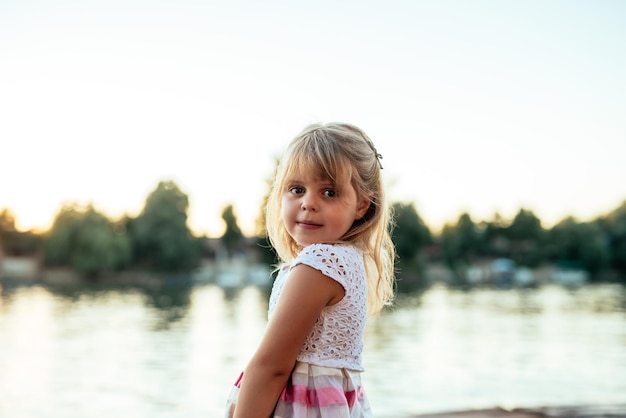 retrato, de, un, rubio, niña, sonriente, por, el, río