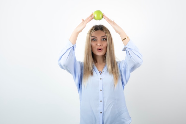 Retrato, de, un, rubio, niña, tenencia, manzana verde, arriba