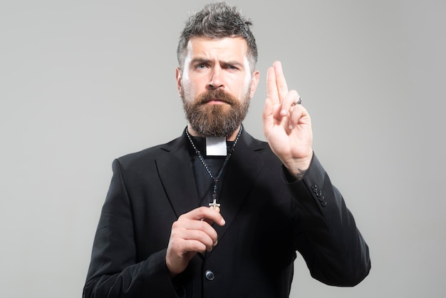 Retrato de sacerdote con oración. Oblación del hombre monje. Hombre santo de la religión mayor con una expresión confiada. Aislado.