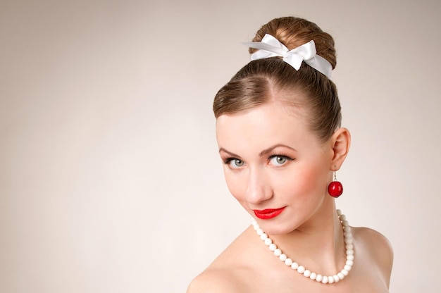 Retrato de salón de belleza de una mujer en un estudio de estilo retro