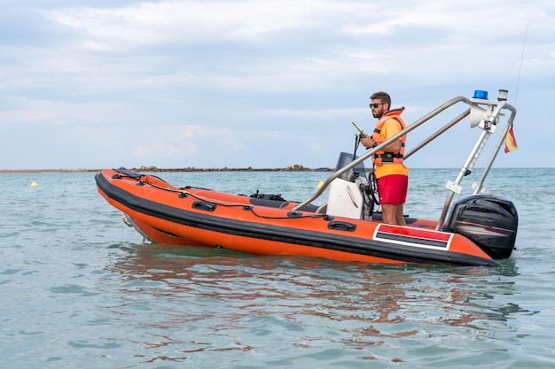 Retrato de un salvavidas en un barco en el mar