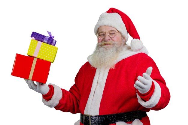 Retrato de Santa Claus con cajas de regalo.