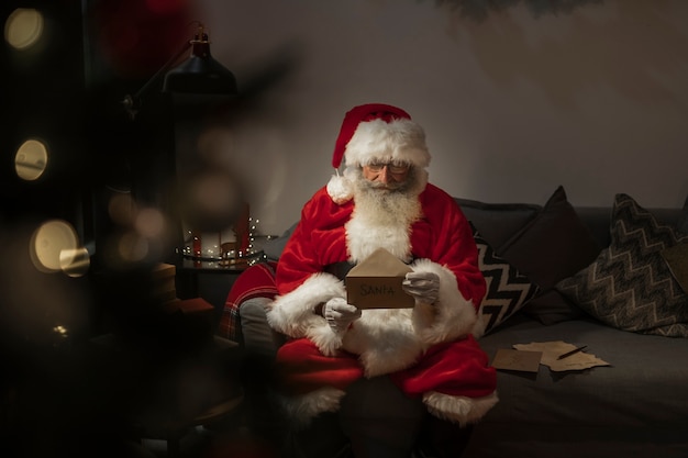 Retrato de santa claus leyendo carta de navidad