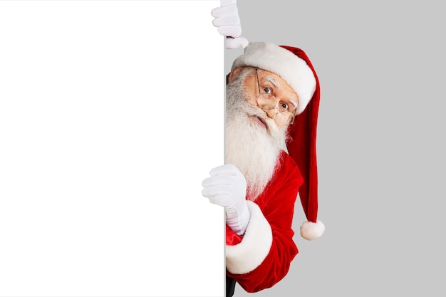 Retrato de santa claus con tarjeta en blanco