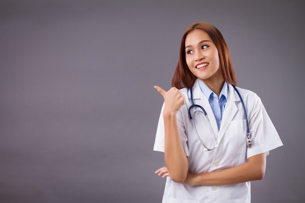 Retrato, de, un, seguro, mujer asiática, médico