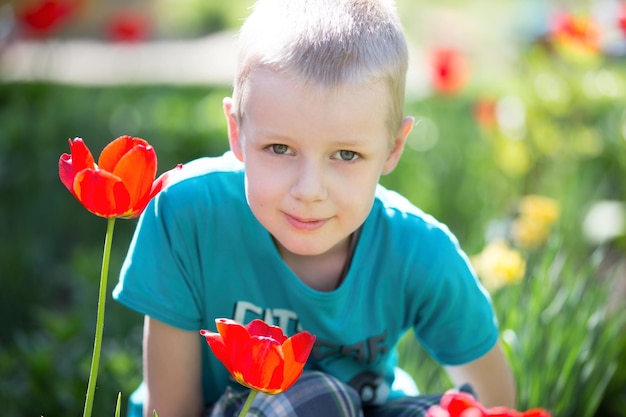 Retrato de seis niños de siete años en la calle con tulipanes