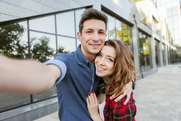 Retrato selfie de una alegre pareja divertida enamorada. Una pareja está jugando al aire libre. concepto de amor