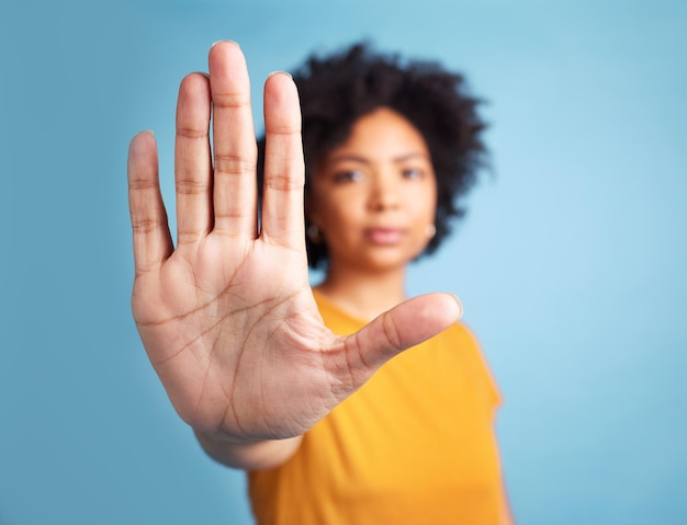 Retrato señal de parada de mano y mujer en estudio aislado en un espacio de maqueta de fondo azul Cara de persona africana y prohibición de rechazo o rechazo de advertencia o sin palma para protestar contra el racismo derechos humanos o emoji