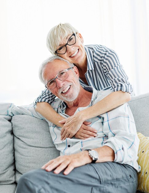 Retrato sênior mulher homem casal feliz aposentadoria sorrindo amor idoso estilo de vida velho juntos ativo vitalidade saudável abraçando união romance se divertindo câmera selfie smartphone telefone celular foto