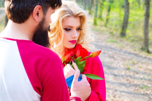 Retrato sensual ao ar livre de um jovem e elegante casal atraente apaixonado casal romântico namorando B