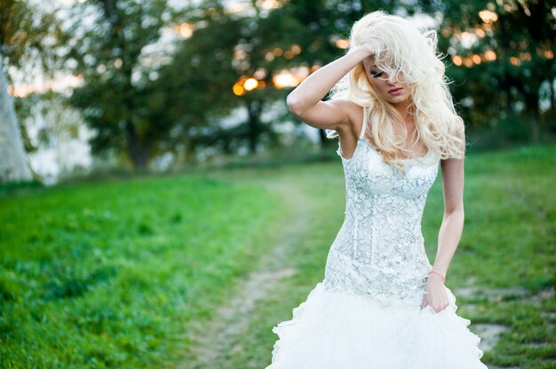 Retrato sensual da bela noiva perto do velho castelo antes da cerimônia de casamento na igreja