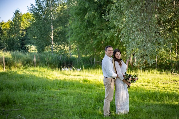 Retrato sensual de um jovem casal Foto de casamento ao ar livre Incrível casal de noivos Linda noiva e elegante noivo