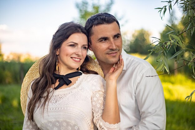 Retrato sensual de um jovem casal Foto de casamento ao ar livre