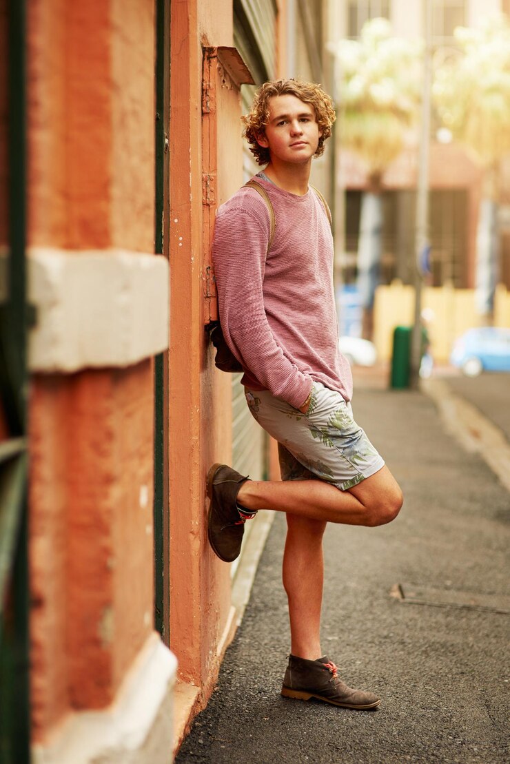 Foto retrato sério e homem na cidade para férias de moda ou viagem de férias ao ar livre em amsterdã para turismo confidente rua estudantil e estrada urbana para estilo de viagem e roupas casuais na calçada