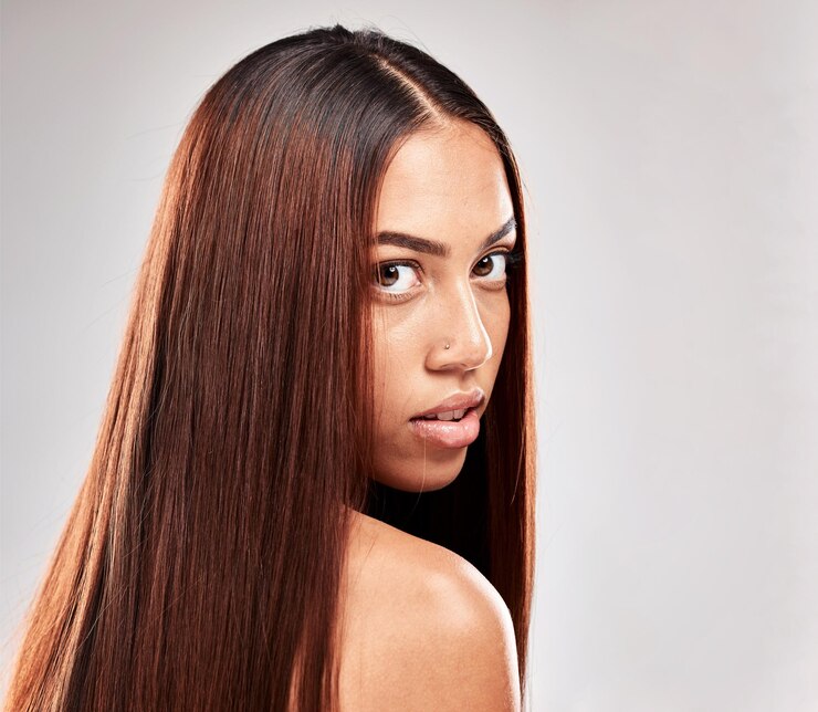 Foto retrato sério e mulher em estúdio para beleza capilar e tratamento de salão em fundo cinza cuidados com o rosto e modelo relaxam com queratina forte e brilhante de luxo e resultados suaves isolados