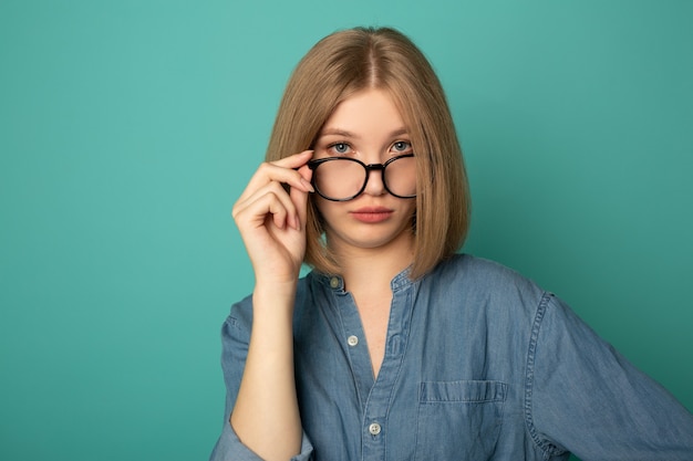 retrato, de, serio, joven, mujer hermosa, llevando gafas