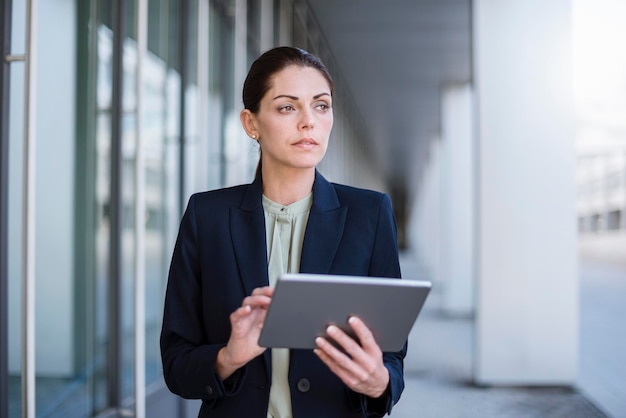 retrato, de, serio, mujer de negocios, con, tableta