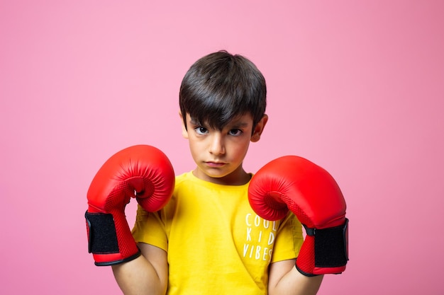 retrato, de, un, serio, niño, llevando, guantes de boxeo