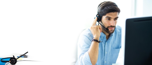 Retrato de servicio al cliente masculino guapo en auriculares. El personal del centro de llamadas hablando con la cabeza en la oficina moderna