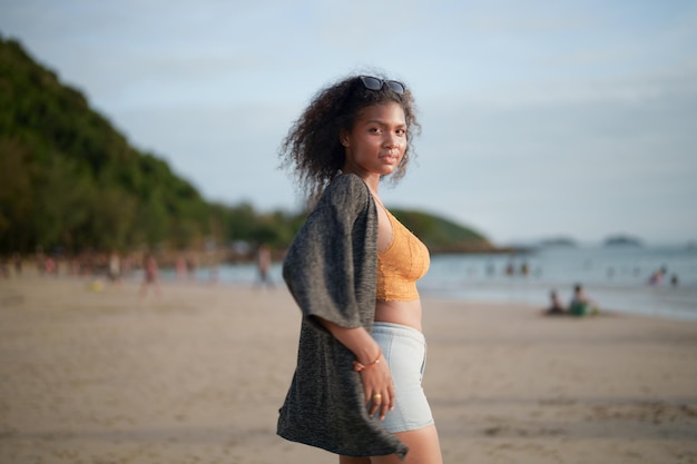 Retrato sexy dama africana asiática de pie y relajándose en la playa El horario de verano en el mar y la playa