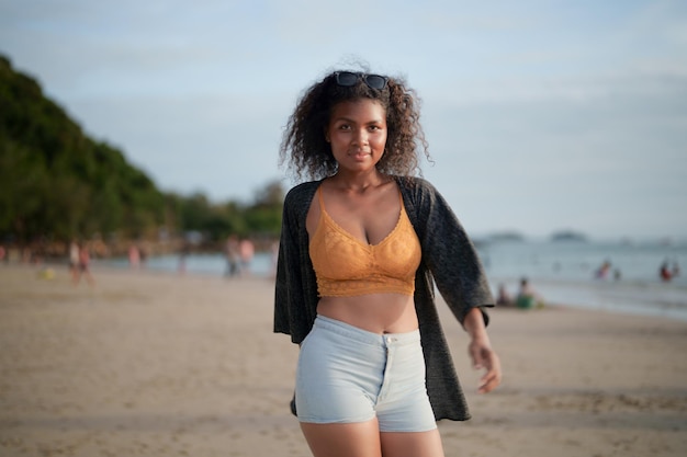 Retrato sexy dama africana asiática de pie y relajándose en la playa El horario de verano en el mar y la playa