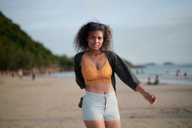 Retrato sexy senhora africana asiática em pé e relaxando na praia O horário de verão no mar e na praia