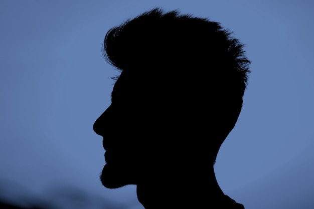 Retrato de una silueta contra el cielo azul