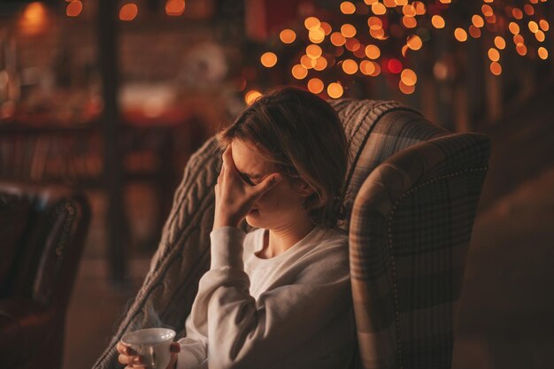 Retrato de sincero auténtico soñador niño adolescente en tristeza emoción deprimente en casa Navidad